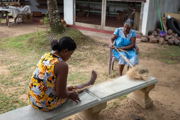 Kadınlar Hindistan cevizi kabuğu ipten örgü.