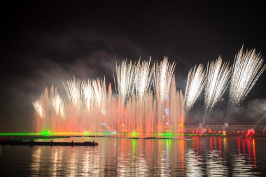 Işık Festivali çemberi. Kürek kanal.