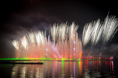Işık Festivali çemberi. Kürek kanal.