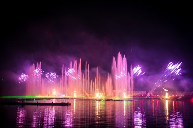 Işık Festivali çemberi. Kürek kanal.