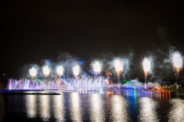 Işık Festivali çemberi. Kürek kanal.