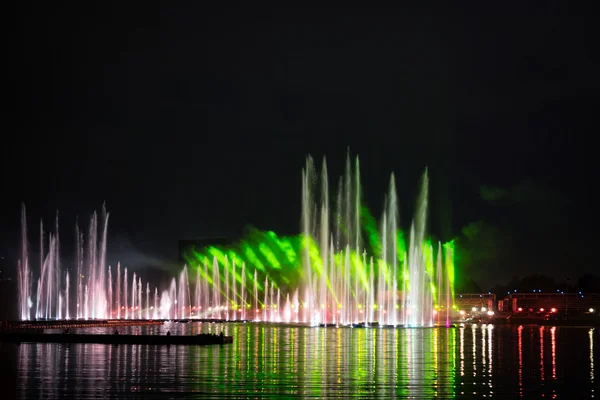 O Círculo de Luz do Festival. O canal de remo . — Fotografia de Stock