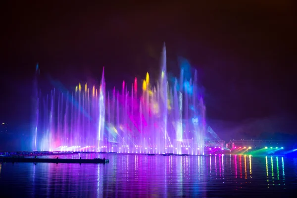 O Círculo de Luz do Festival. O canal de remo . — Fotografia de Stock