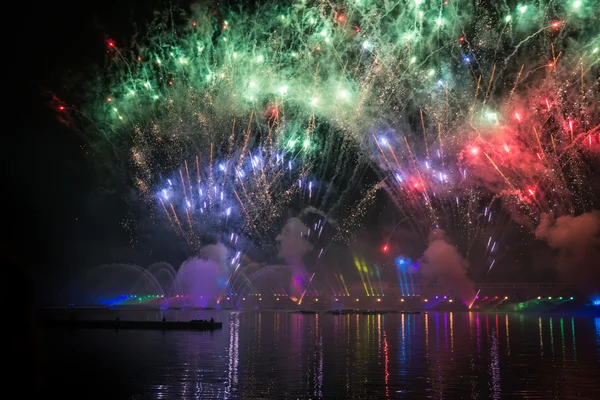 El Círculo de Luz del Festival. El Canal de Remo . — Foto de Stock