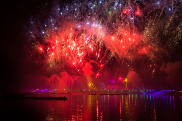 O Círculo de Luz do Festival. O canal de remo . — Fotografia de Stock