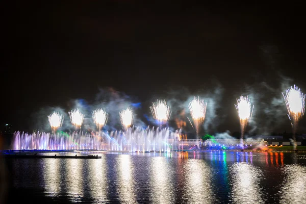 Festival cirkel av ljus. Kanalen rodd. — Stockfoto