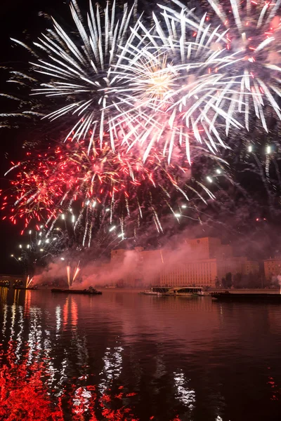 A abertura do festival Circle Of Light 2015. Saudações. Fogos de artifício . — Fotografia de Stock