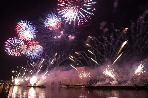 A abertura do festival Circle Of Light 2015. Saudações. Fogos de artifício . — Fotografia de Stock