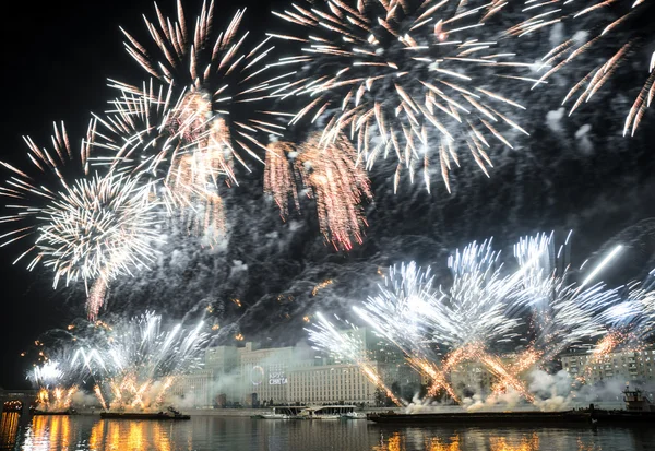 A abertura do festival Circle Of Light 2015. Saudações. Fogos de artifício . — Fotografia de Stock