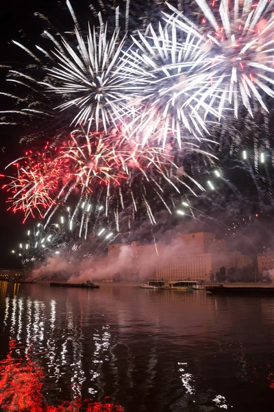 A kör a fény 2015-ig fesztivál megnyitója. Salute. Tűzijáték. — Stock Fotó