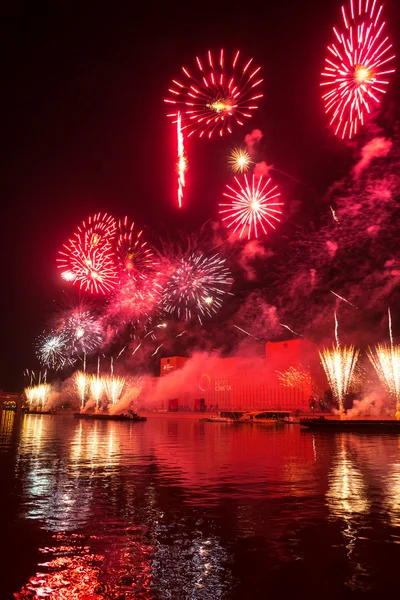 A abertura do festival Circle Of Light 2015. Saudações. Fogos de artifício . — Fotografia de Stock