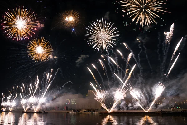 A abertura do festival Circle Of Light 2015. Saudações. Fogos de artifício . — Fotografia de Stock