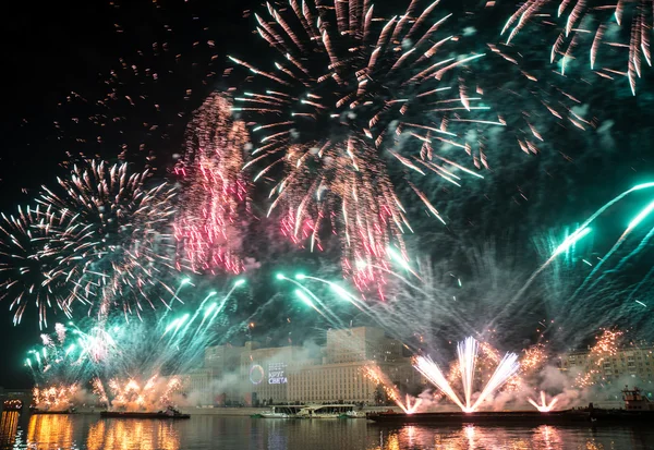 A abertura do festival Circle Of Light 2015. Saudações. Fogos de artifício . — Fotografia de Stock