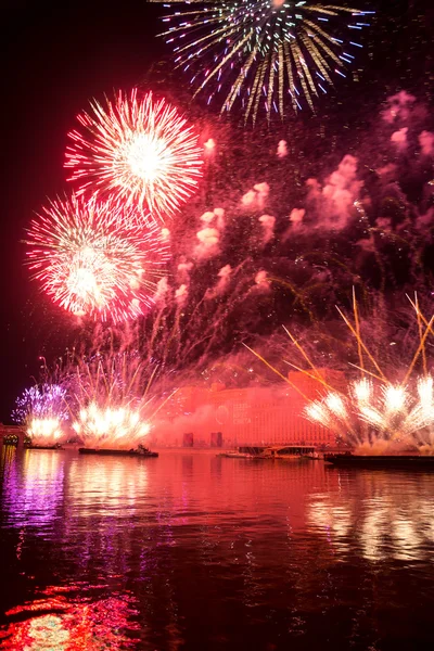 A abertura do festival Circle Of Light 2015. Saudações. Fogos de artifício . — Fotografia de Stock