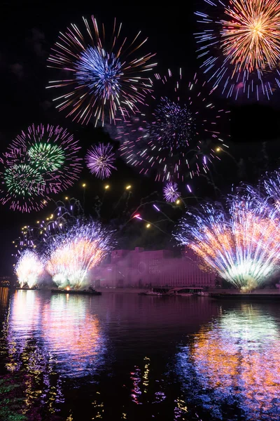 A kör a fény 2015-ig fesztivál megnyitója. Salute. Tűzijáték. — Stock Fotó
