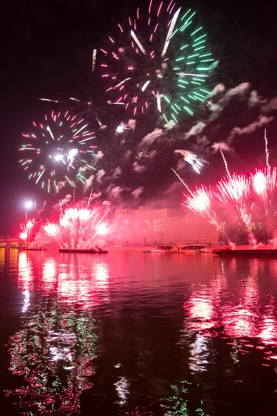 La inauguración del festival Círculo de Luz 2015. Saludos. Fuegos artificiales . —  Fotos de Stock