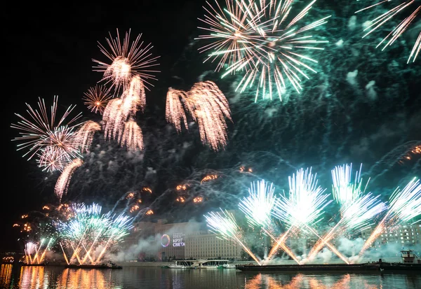 A abertura do festival Circle Of Light 2015. Saudações. Fogos de artifício . — Fotografia de Stock