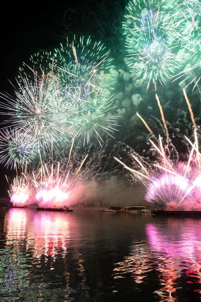 L'ouverture du festival Circle Of Light 2015. Salut. Feux d'artifice . — Photo