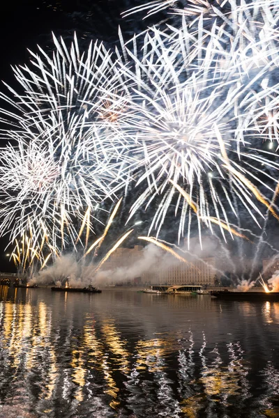 A abertura do festival Circle Of Light 2015. Saudações. Fogos de artifício . — Fotografia de Stock