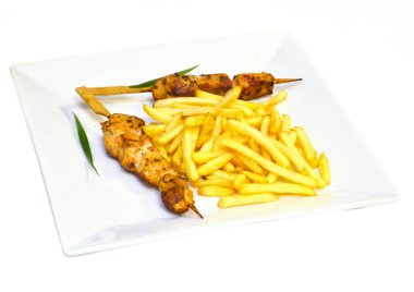 Tavuk kebabı ve patates kızartması.
