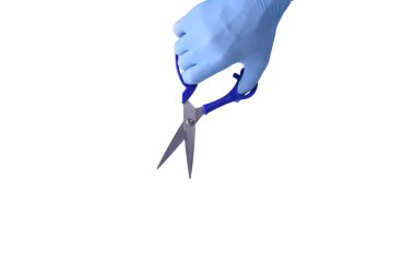 Beyaz izole bir arka planda, elinde makasla tıbbi eldiven olan bir adam.