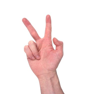 Erkek el, işaret işaretini gösteriyor. Beyaz izole bir arkaplanda iki parmak.