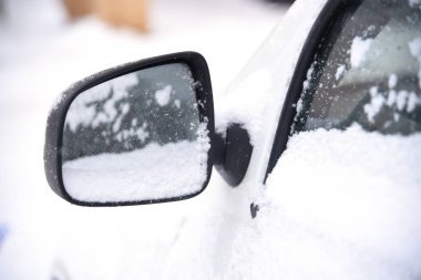 Kışın beyaz karın altında, sokakta araba.