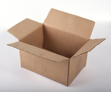 Beyaz arka planda açık kapaklı kahverengi karton ambalaj kutusu