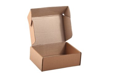 Beyaz arka planda açık kapaklı kahverengi karton ambalaj kutusu