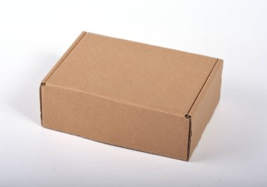 Beyaz arka planda açık kapaklı kahverengi karton ambalaj kutusu