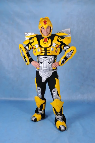 Animátor Kostýmu Transformátoru Bumblebee Studiu Moskvě Června 2014 Modrém Pozadí Stock Obrázky