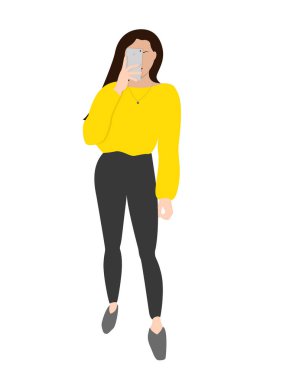 Genç ve güzel bir kadın aynada selfie çekiyor. Sarı ve gri elbiseli bir model. Düz biçim vektör illüstrasyonu