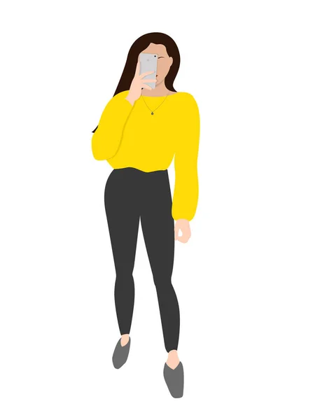 Jovem mulher bonita fazendo selfie no espelho. Modelo em roupas amarelas e cinza. Ilustração vetorial de estilo plano —  Vetores de Stock