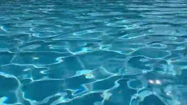 Yüzme havuzunda dalgalanan parlak su yüzeyi. Yüksek kalite 4k görüntü