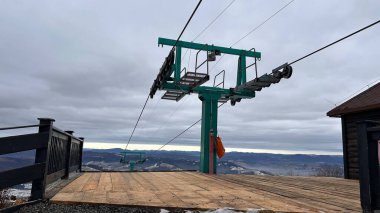 Bahar mevsiminin başlarında anıtlar, ahşap teleferik istasyonu, tekerlekler ve kablo mekanizması. Yüksek kalite fotoğraf