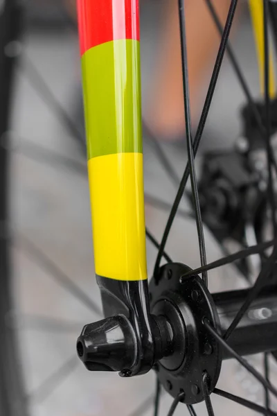 Makro-Detail einer farbigen Fixie-Fahrradgabel — Stockfoto