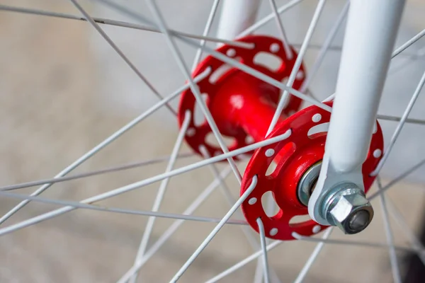 Detalhe macro de um garfo vermelho e branco de uma bicicleta de fixação — Fotografia de Stock