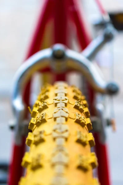 Makro-Detail eines gelben Rades eines Kinderfahrrads — Stockfoto