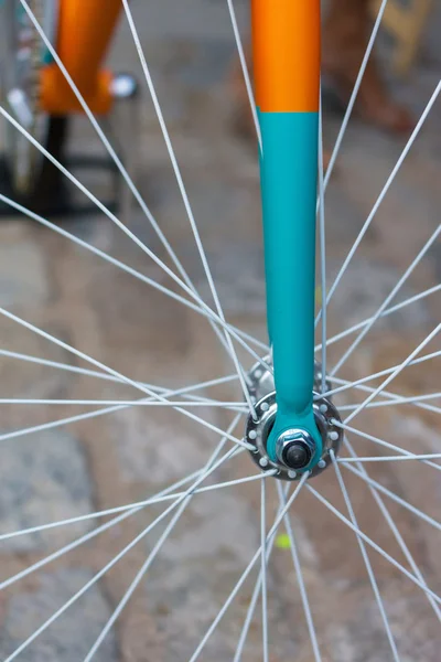 Makro-Detail einer farbigen Gabel auf einem Fixie-Fahrrad — Stockfoto