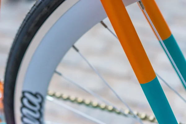 Macro detalhe de um garfo colorido em uma bicicleta fixie — Fotografia de Stock