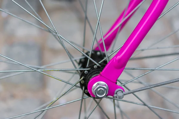 Macro detalle de un tenedor morado en una bicicleta fixie Imagen de archivo