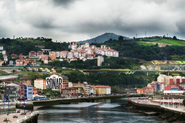 Bilbao, İspanya - Temmuz 2015 - şehir river'ın görünümü