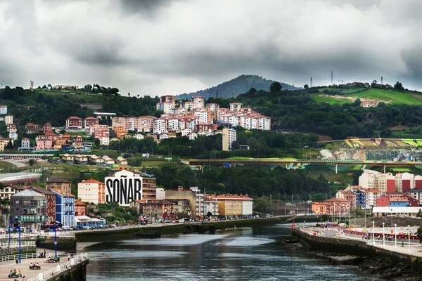 Bilbao, España - Julio 2015 - vista del río de la ciudad Imágenes de stock libres de derechos