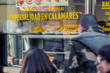 Madrid, İspanya - Mart 2015 - tipik kızarmış kalamar sandviççi Calle Arenal street