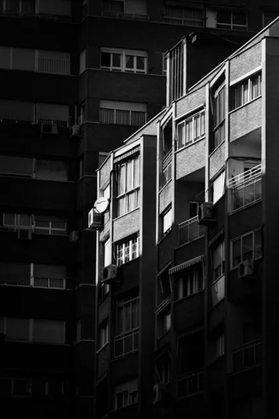 Preto e branco do edifício habitacional público vista no distrito de arganzuela, madrid (Espanha ) — Fotografia de Stock