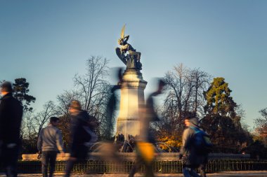 ünlü düşmüş melek çeşme madrid retiro'nın parkta