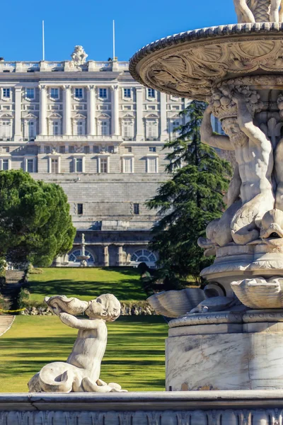 Detalle de la fuente en el jardín del palacio real en Madrid Fotos de stock