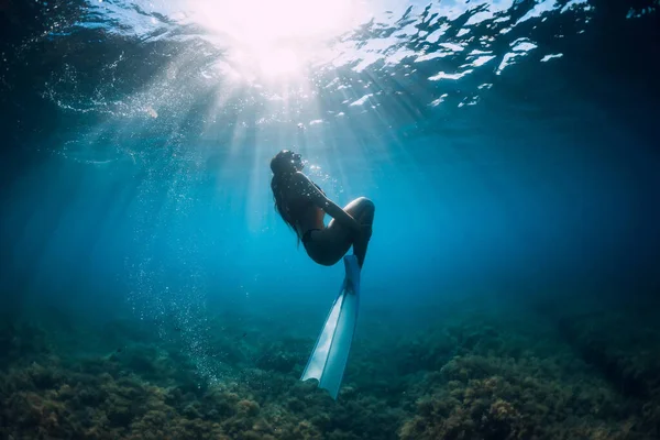 Mulher Mergulhadora Livre Com Barbatanas Brancas Desliza Debaixo Água Com — Fotografia de Stock