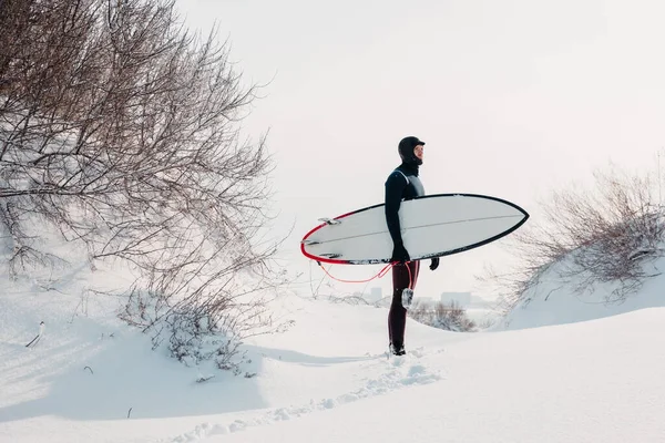 Snowy Winter Surfer Surfboard Winter Beach Surfer Wetsuit — Stock Photo, Image