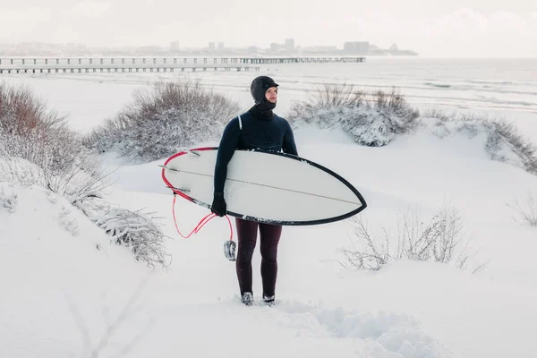 Snowy Vinter Surfer Med Surfbræt Vinter Strand Surfer Våddragt - Stock-foto